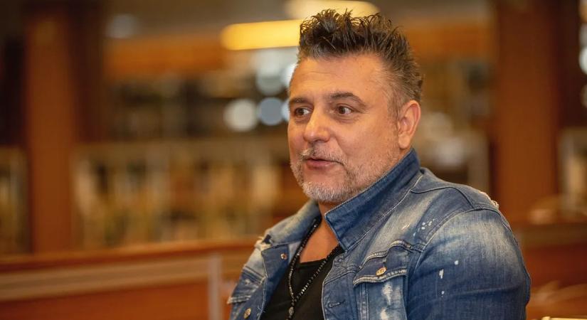 Sipos Tomi beszélt a zenekar titkáról: balesetet szenvedett, kómába került az Irigy Hónaljmirigy gitárosa