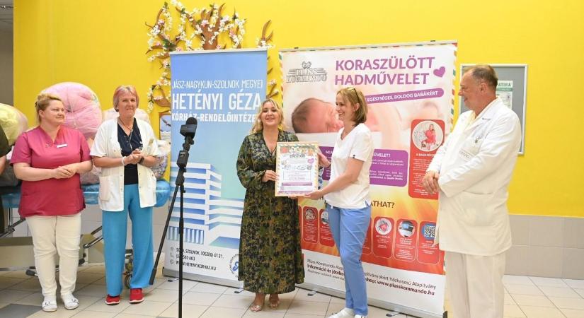 Mennyezetig érő adománnyal érkezett a Plüss Kommandó Szolnokra – galériával