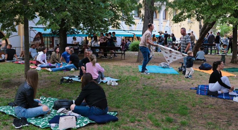 Éjszakai fagylaltozásra hívta vendégeit a népszerű cukrászda