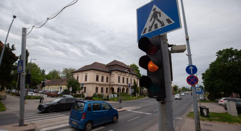 Új KRESZ: életmentő fogás hozhatna hatalmas változást az utakon, íme a mozdulat