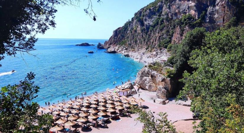 Egy rejtett gyöngyszem Budva és Petrovac között