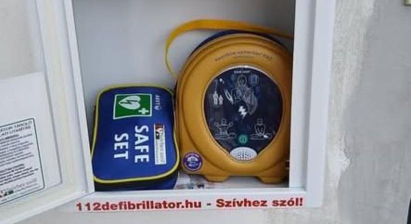 Kihelyezték az első defibrillátort Répcelakon, amely a nap 24 órájában elérhető
