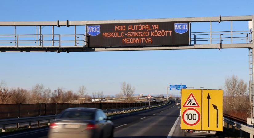 Titkos kormányhatározat miatt faraghatták le az autópálya-koncesszió idei költségeit