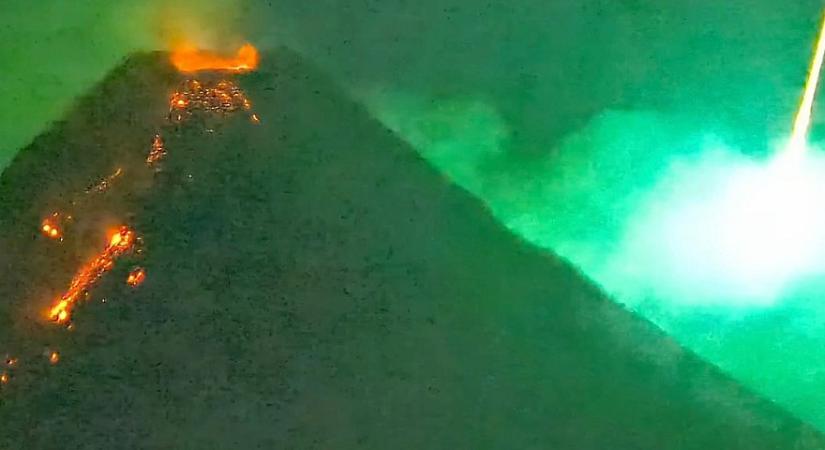 Videón ahogy egy meteor csapódik egy éppen kitörő vulkánba látszólag
