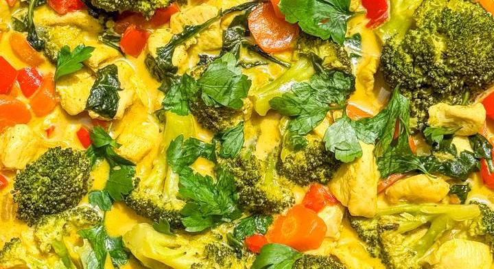 Csirkecurry roppanós zöldségekkel: egytálétel 30 perc alatt