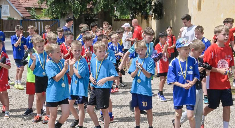Hét iskola 16 csapata focizott Kőszegen a legendás Lóránt Gyula tiszteletére - fotók