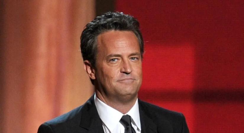Matthew Perry halálos injekcióit a saját asszisztense adta be, zokogva omlott össze a bíróságon