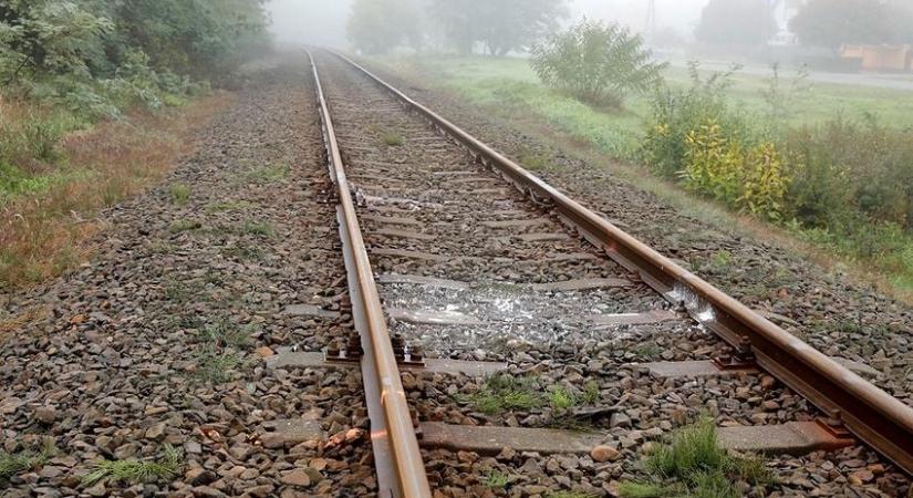 Gázolás Mezőberénynél: elütött egy embert az érkező InterCity, káosz a vasúti közlekedésben