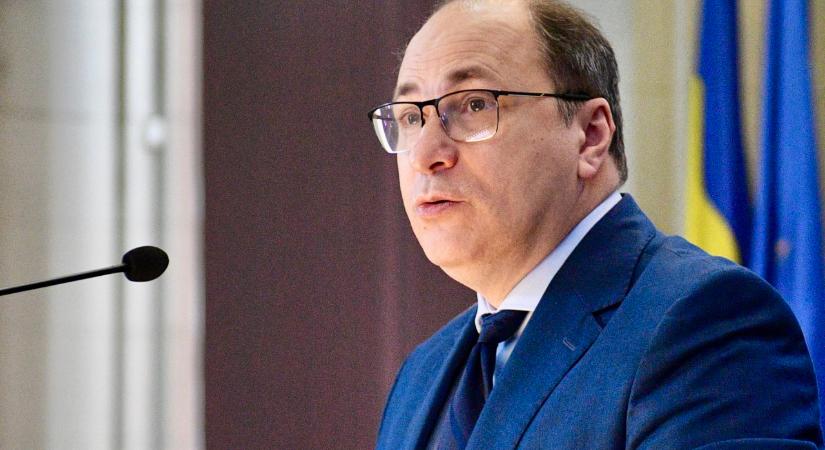 Lemondott a fizetéséről a telefonozás miatt bírált oktatási miniszter
