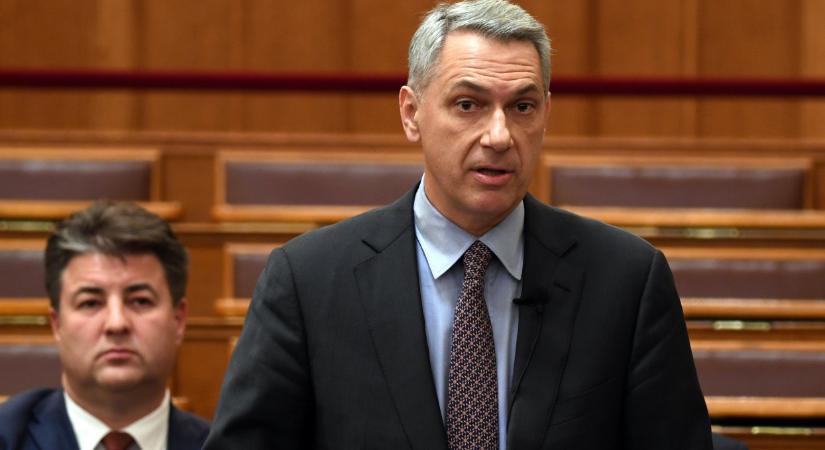Dől a dominó: újabb titkos kormányhatározat szivárgott ki, gigantikus lyukat hagytak a költségvetésben Lázárék