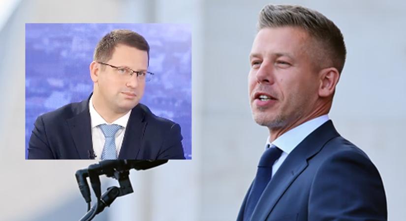 A kamera is vette. Gulyás Gergellyel olyan történt a Parlamentben, hogy Magyar Péter jött segítségül