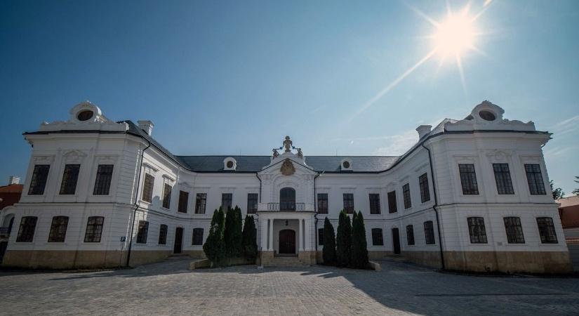 Befőttesüvegbe rejtett aranyérméket találtak a veszprémi Érseki Palota pincéjében