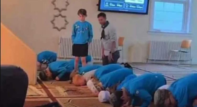 Háttérbe szorítják a keresztény kultúrát: mecsetekbe viszik kirándulni a brit gyerekeket