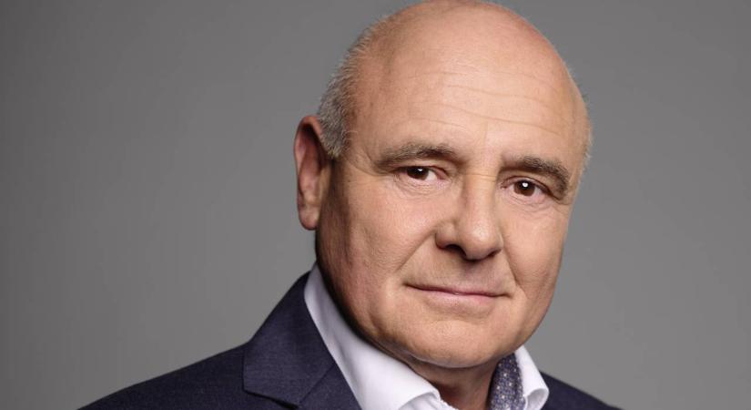 Rónai Egon váltja Köböl Anitát ebben a szerepben