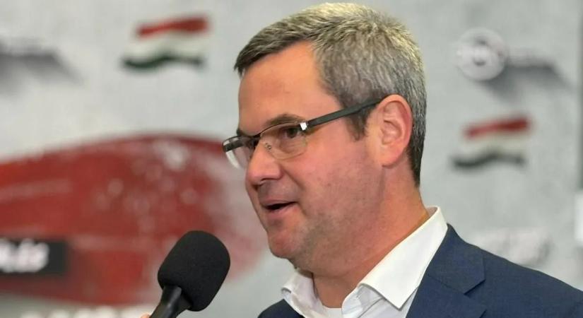„Egy szexi ellenzéki politikus vagyok” – helyretették a csípőből lövő baloldali újságírót