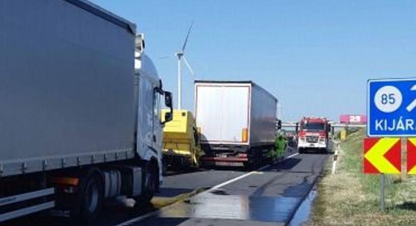 Helyszíni fotókon az M1-es tömegkarambol, ömlött a gázolaj a pályára