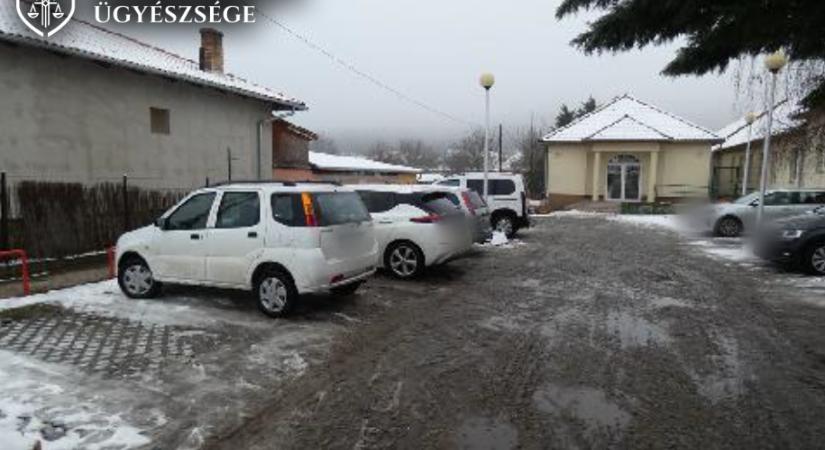 Gyerekkel együtt lopta el az autót a tolvaj, bíróságra megy