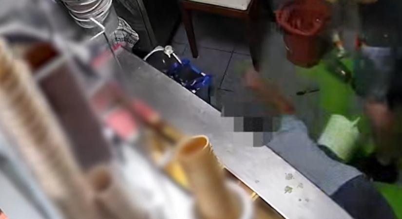 Meg akarták verni a fagyizóst, de elcsúsztak a kiöntött zöldalma ízű sűrítményen