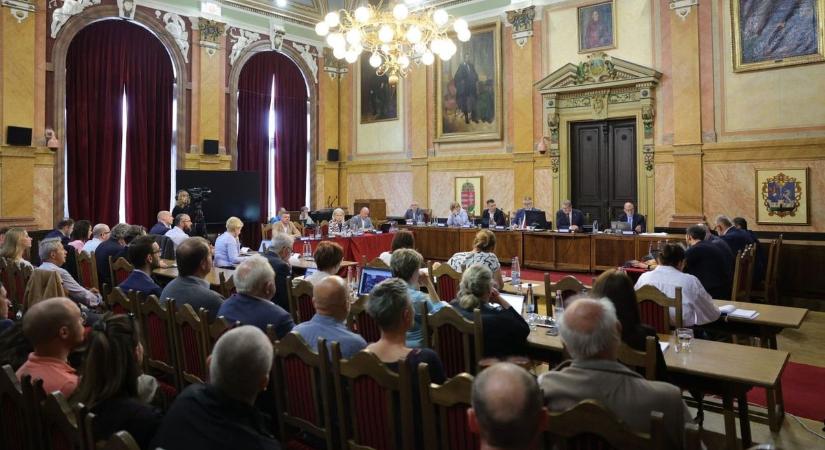 Ösztöndíjasokat köszöntöttek az egri közgyűlés előtt, de szóba került, hogy a Szalába más városból költöznek be