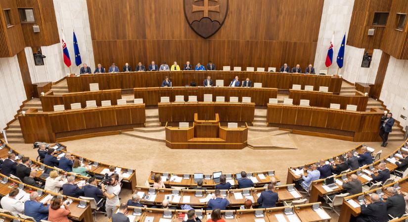 A pénzügyminisztérium javaslataival folytatta ülését a parlament