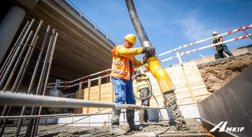 M1-es autópálya bővítése: a híd Győr felé vezető oldalát teljesen elbontják