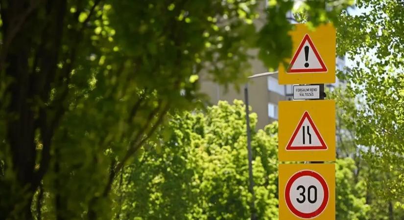 Több helyszínen zajlanak út- és közműfelújítások Egerben és környékén