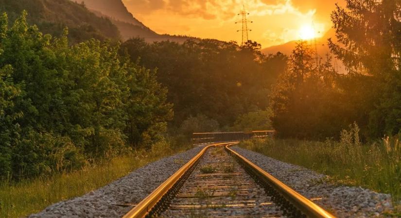 Elgázolt egy embert az Ister InterCity, háromszáz utas rekedt a szerelvényen