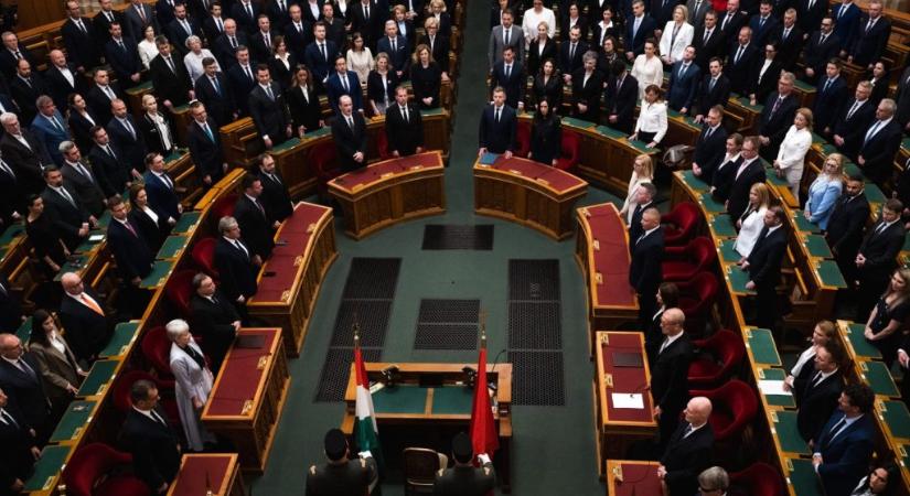 Parlament előtt a javaslat a képviselői fizetések radikális csökkentéséről