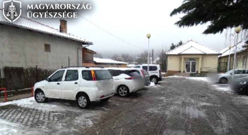 Gyerekkel együtt loptak el egy autót Nagykáta mellett