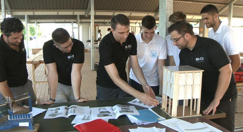 Saját kezükkel építettek pavilont a debreceni diákok, most kiadvány is készült a projektből