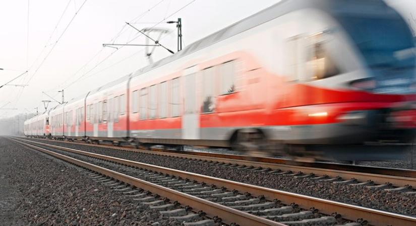 Ember gázolt az Ister InterCity: fennakadások a békéscsabai vasútvonalon