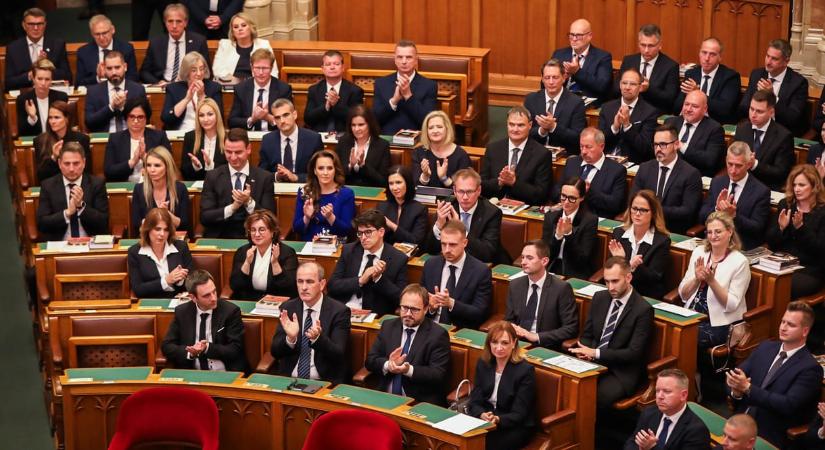 Itt a Tisza megszorító csomagja: majdnem felére vágják a politikusi fizetést, a mobilszámlát pedig levonják a bérből