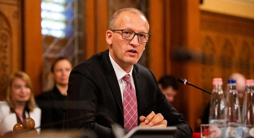Tarr Zoltán bejelentette, hogy több tucat zsáknyi ledarált iratot találtak a minisztérium alagsorában a házkutatás alatt