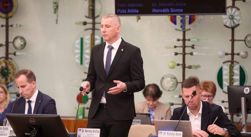 Akkora balhé volt a szombathelyi közgyűlésben, hogy szünetet rendelt el a polgármester