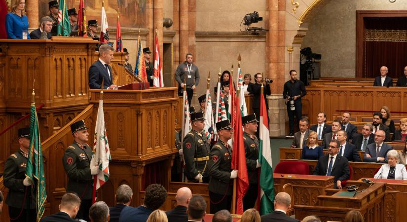 Majdnem a felére csökkentik a politikusi fizetéseket
