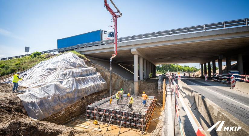 Fotókon az M1-es új hídjának építése Tatabányánál, így halad a látványos munka