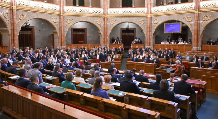 Meglépi a Tisza Párt: jelentősen csökkentik a politikusok fizetését