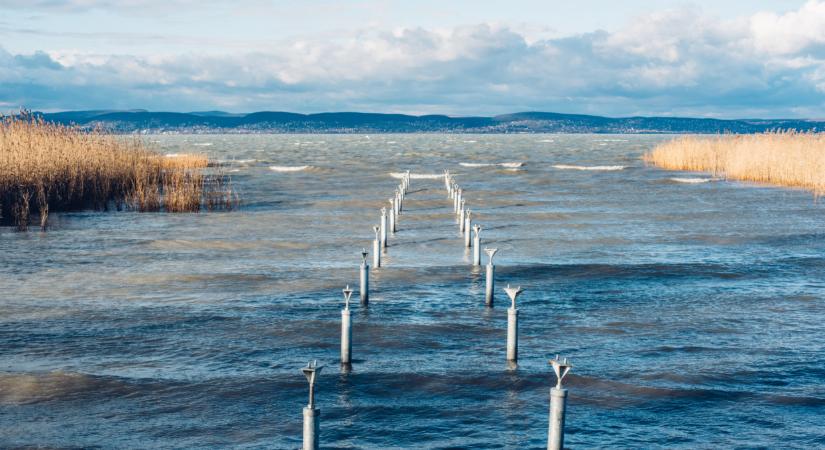 Meglepő dologok épülnek a Balatonon: megjelentek a titokzatos vízi szigetek, mutatjuk, mire készülnek