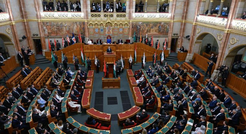 Drasztikusan csökkenhet a képviselők fizetése