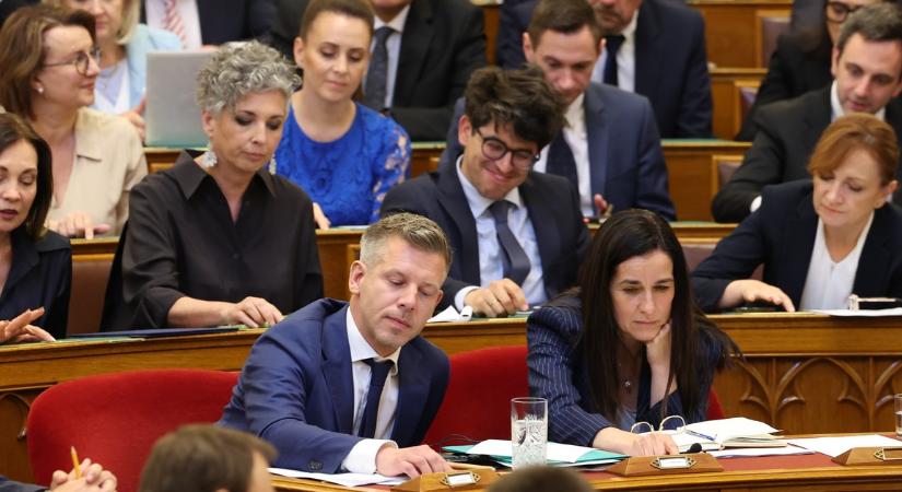 Benyújtották a javaslatot: majdnem felére vágná a parlamenti fizetéseket a Tisza Párt