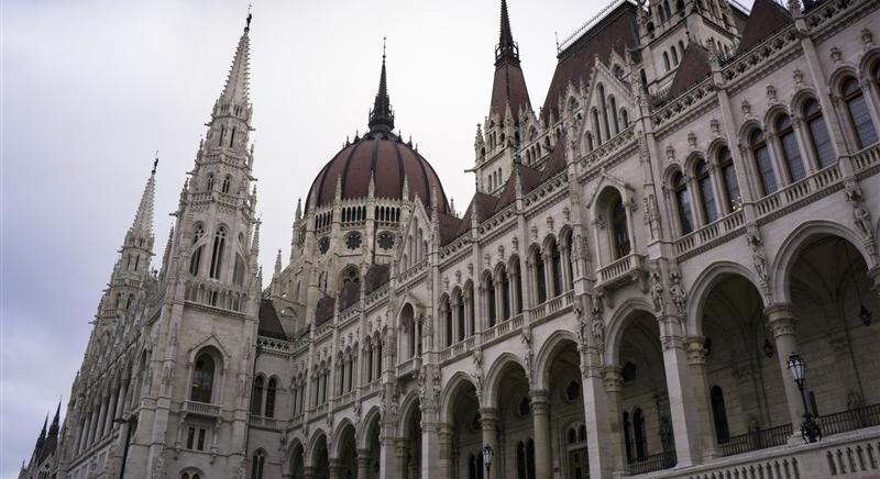 Parlament előtt a képviselői fizetések radikális csökkentéséről szóló javaslat