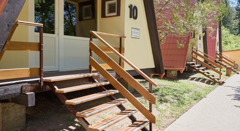 Újabb négy faház újult meg a Győrújbaráti Gyermektáborban