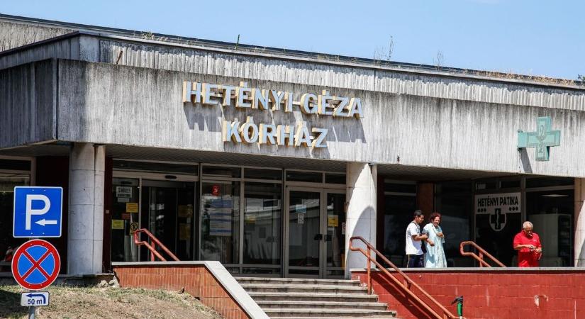 Elképesztő tömeg gyűlt össze a szolnoki kórháznál: rendőrök lepték el a bejáratot a drámai pillanatok után
