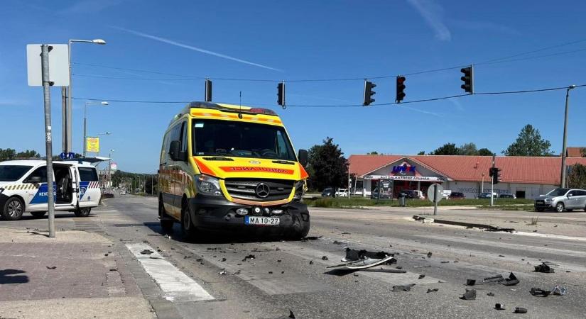 Frontális mentőbaleset történt Tatabányán, fotókon a nagy ütközés