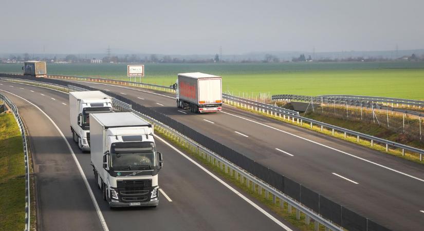 Egyszerre húsz kamionos bukott le az M7-esen, drónnal csapdázták be a sofőröket