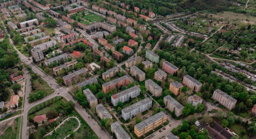 Egyre óvatosabbak a magyar lakásvásárlók, megtorpant a drágulás: tényleg kipukkadhat a lufi 2026-ban?