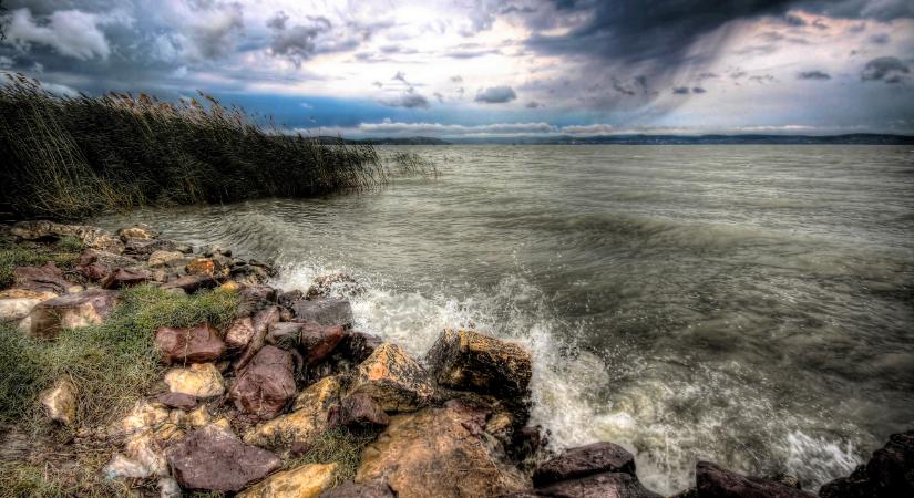 Durva vihar sújtott le a Balatonra, extrém széllökésekkel – képek, videó