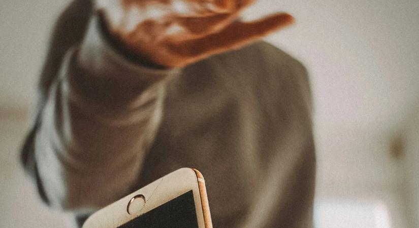 Elege lett a modern világból: Tollal és papírral vezeti milliós üzletét a férfi, miután végleg felszívódott az internetről