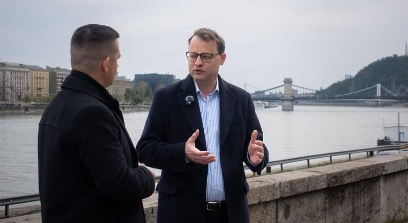 Lengyel lap: a magyar titkosszolgálat már nem a bújtatásban, hanem a keresésben segít, bemérhették Marcin Romanowski volt lengyel miniszterhelyettest