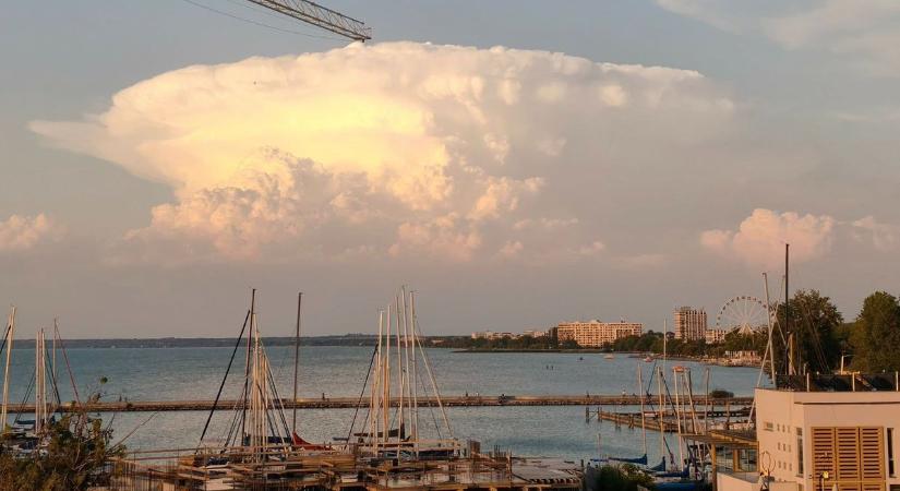 100 km/h-ás szél tombolt a Balatonnál, az idei szezon eddigi legerősebb vihara alakult ki